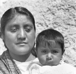 Een Azteekse moeder (Conchita met haar moeder Luz Jimenez, dienstmeid van de familie Salas en model voor Jean Charlot en Diego Rivera), Mexico-Stad, 1926